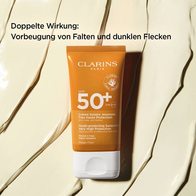 Packshot der Tube Anti-Age-Creme 50+ vor strukturiertem Hintergrund mit Informationen über ihre Wirkung zur Vorbeugung von Falten und dunklen Flecken