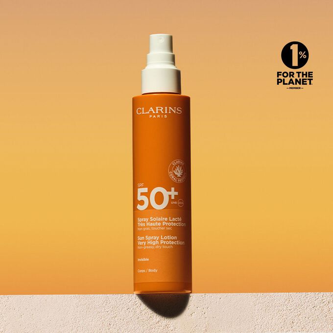 Packshot eines Sprays Body Lotion mit Sonnenschutz SPF 50 mit der Information, dass Clarins sich für den Umweltschutz einsetzt