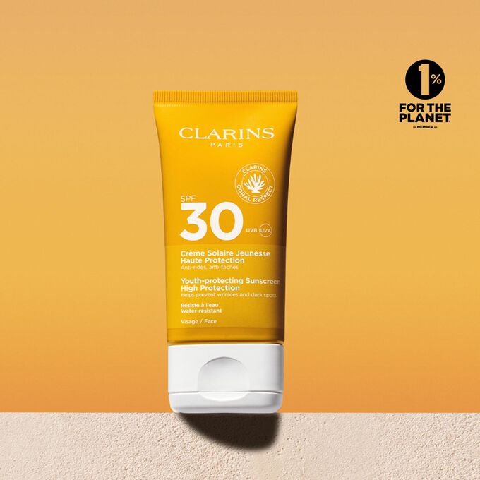 Packshot einer Sonnencreme für das Gesicht SPF 30 mit der Information, dass Clarins sich für den Umweltschutz einsetzt