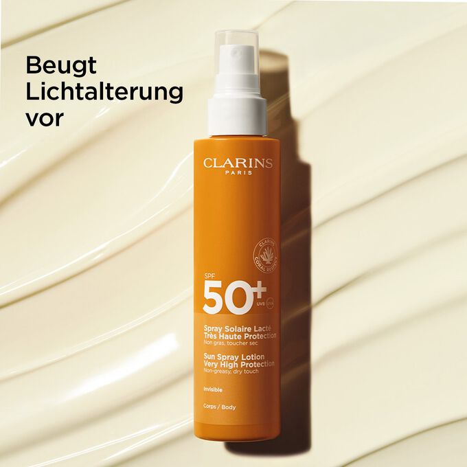 Packshot einer Körpermilch mit Sonnenschutz SPF 50+ vor einem strukturierten Hintergrund mit Informationen über seine Vorbeugende Wirkung gegen Lichtalterung