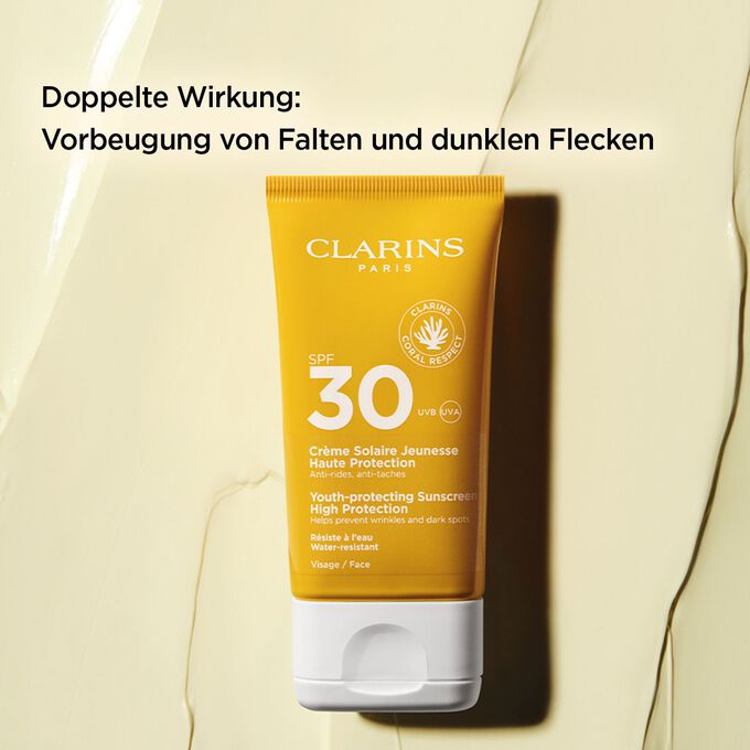 Packshot der Tube Anti-Age-Creme 30+ vor strukturiertem Hintergrund mit Informationen über ihre Wirkung zur Vorbeugung von Falten und dunklen Flecken