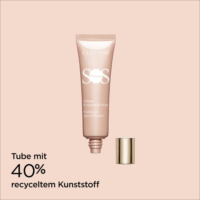 Packshot von SOS Primer Pink von Clarins mit Text, der betont, dass die Verpackung aus 40 % recyceltem Kunststoff hergestellt ist.