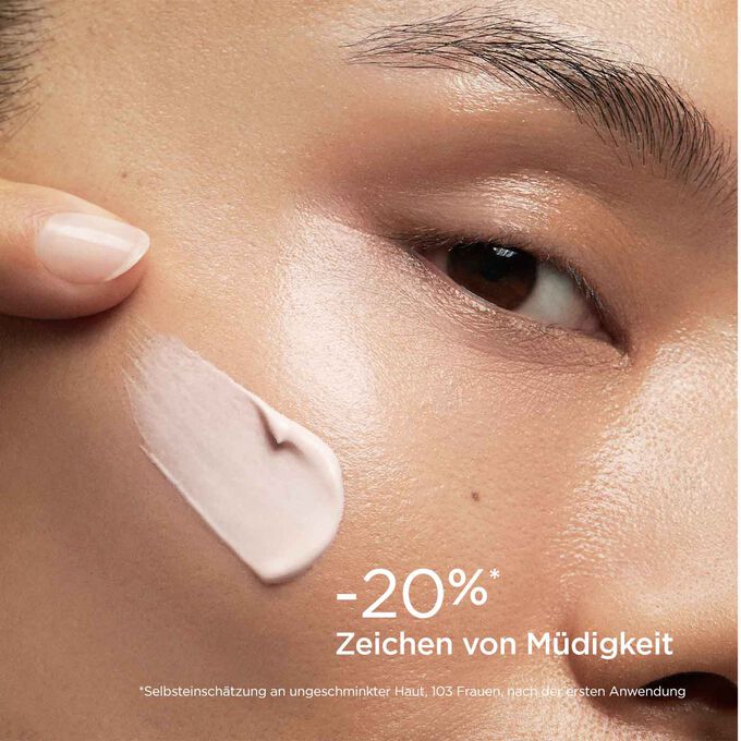 Frau mit geschlossenen Augen, die SOS Primer Pink von Clarins auf dem Gesicht trägt, um zu verdeutlichen, dass er Zeichen von Müdigkeit um 20 % mindert.