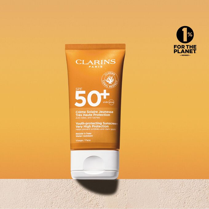 Plan produit d'un tube de crème solaire visage SPF50 accompagné d'un message annonçant que Clarins s'engage en faveur de la protection de l'environnement