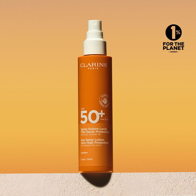 Plan produit d'une lotion solaire corps SPF50 en spray accompagnée d'un message annonçant que Clarins s'engage en faveur de la protection de l'environnement