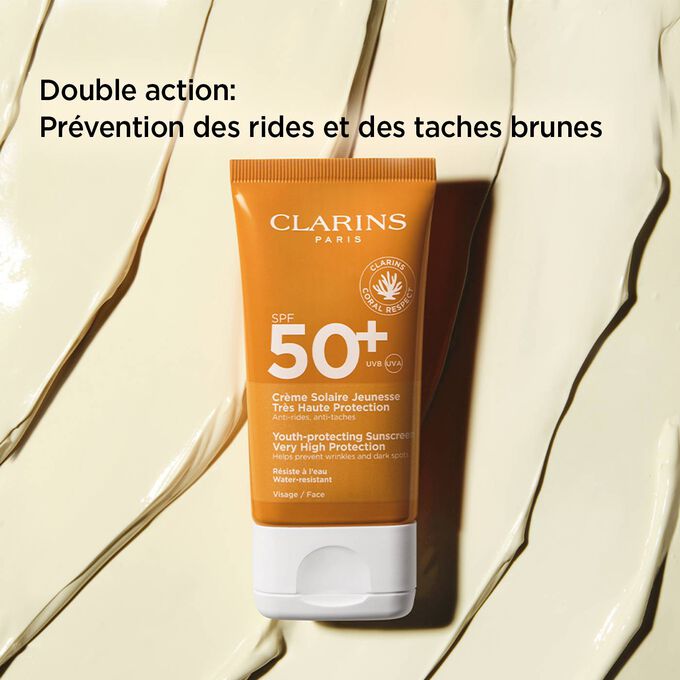 Plan produit sur fond texturé d’un tube de crème anti-âge 50+ avec un texte expliquant décrivant ses actions antirides et antitaches