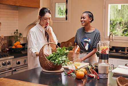 Lifestyle-Bild von zwei Frauen, die Früchte essen